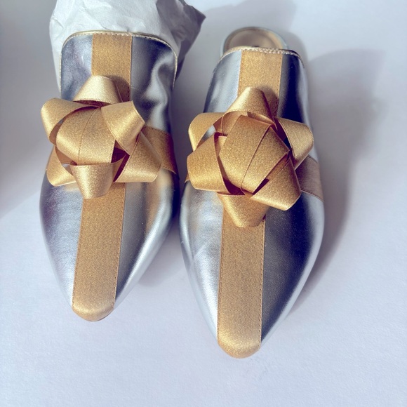 Katy Perry The Stephanie Smooth Metallic Silver Mules with Gold Bow, NIB, Size 7 - Picture 3 of 9